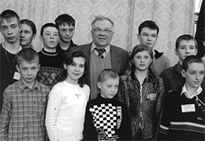 Академик Н. Л. Добрецов среди победителей школьной геологической олимпиады